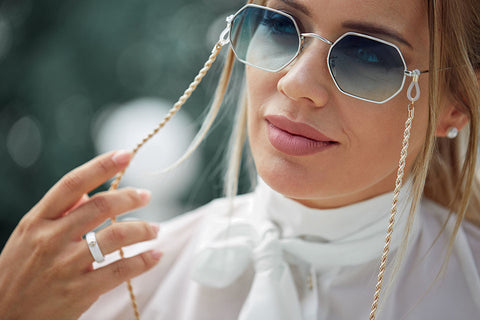 Découvrez la dernière tendance mode : les chaînes de lunettes !