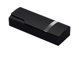Etui à lunettes marron.